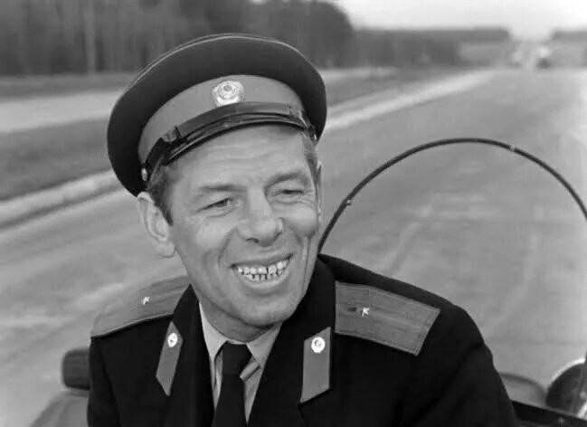 Георгий Жженов в роли жизнерадостного автоинспектора. Кадр из фильма Берегись автомобиля, 1966, реж. Эльдар Рязанов