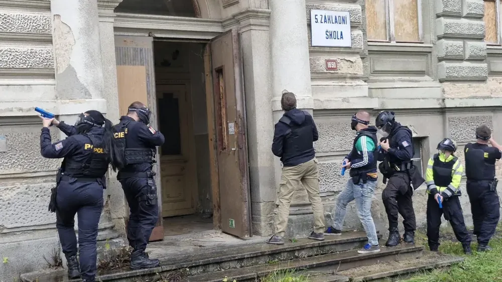 Штурм по ошибке: чешские полицейские "взломали" школу вместо цели учений