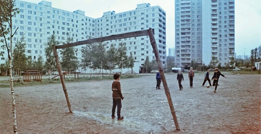 Переносимся в Лианозово. Футбольное поле во дворе дома 2 на Илимской улице.