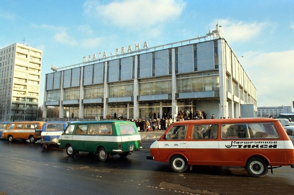 Универмаг "Прага" и "Рафики" в роли маршрутных такси.