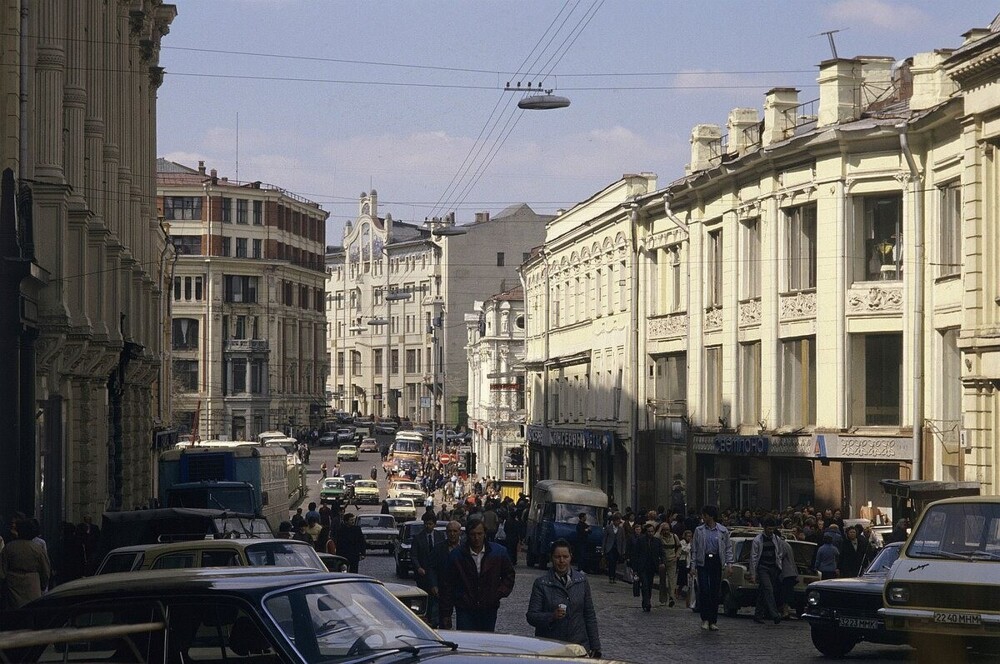 А такой в 1987 году была улица Кузнецкий мост.