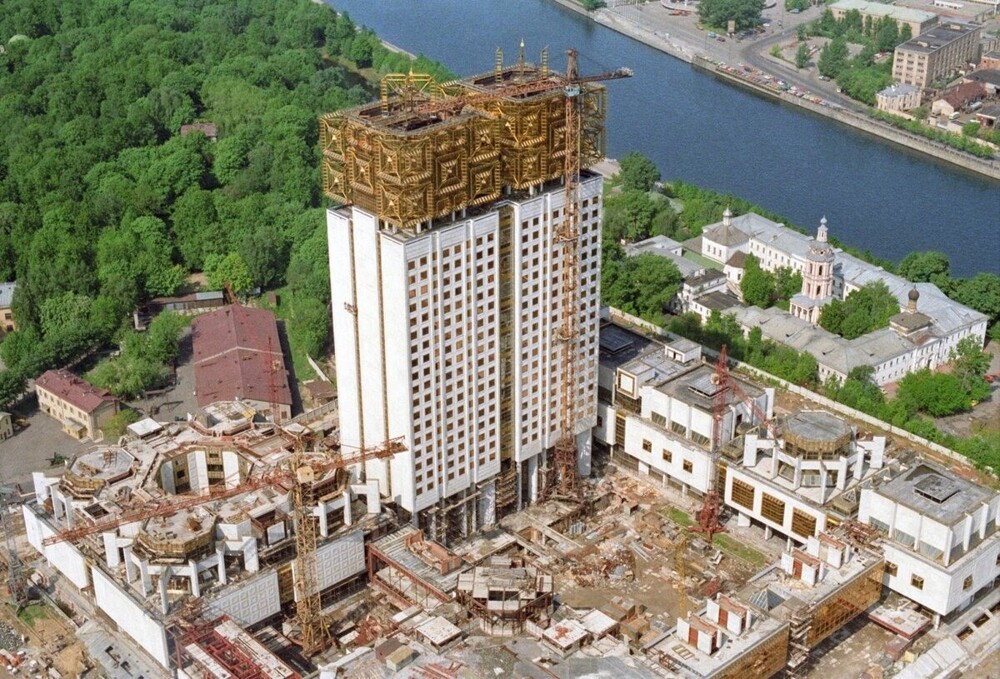 На Ленинском проспекте идёт строительство здания Президиума АН СССР.
