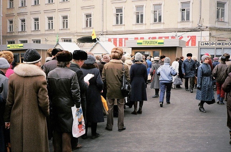 Очередь в Столешниковом переулке.