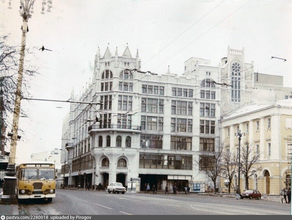 Переносимся в самый центр города. Улица Петровка и здание ЦУМа