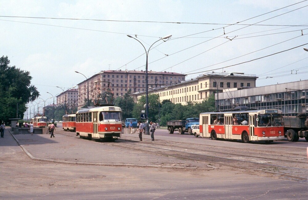 Волоколамское шоссе около станции метро "Сокол".
