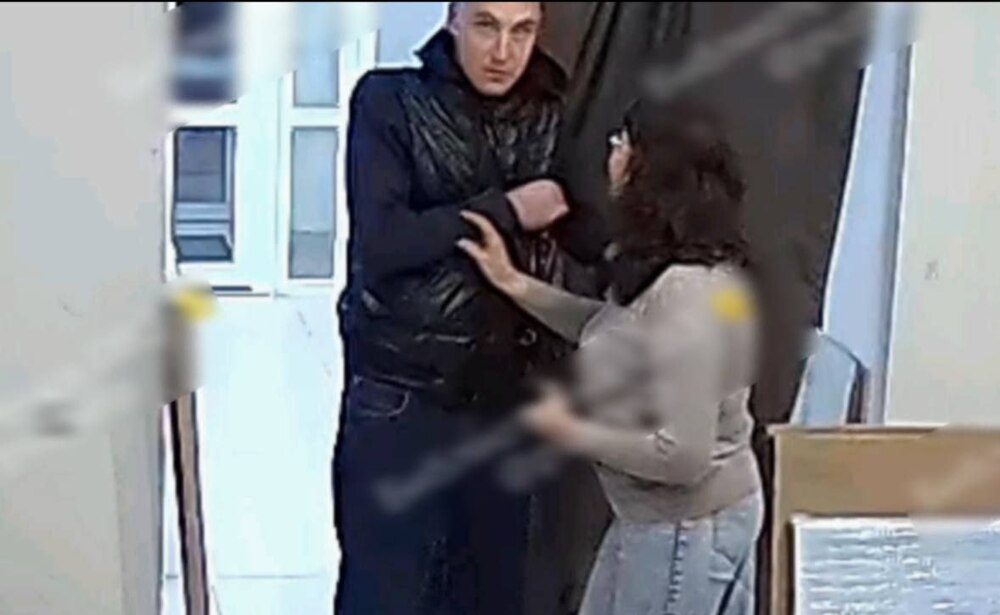 В Екатеринбурге дебошир довел сотрудницу ПВЗ до слез из-за патчей для глаз