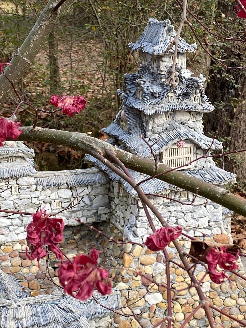 Сказочный мир Калхуна, собранный из камешков