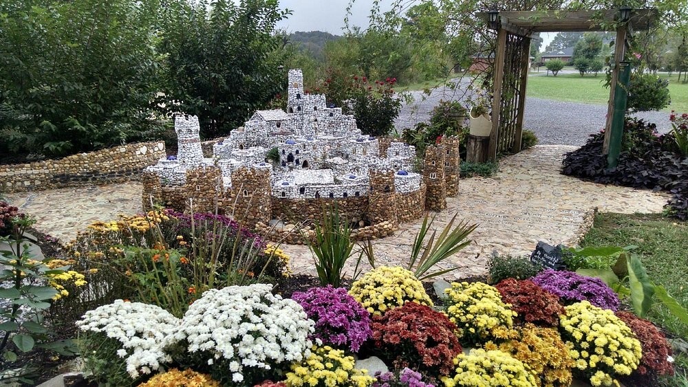 Сказочный мир Калхуна, собранный из камешков