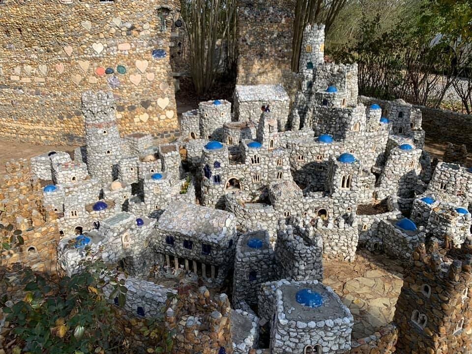 Сказочный мир Калхуна, собранный из камешков