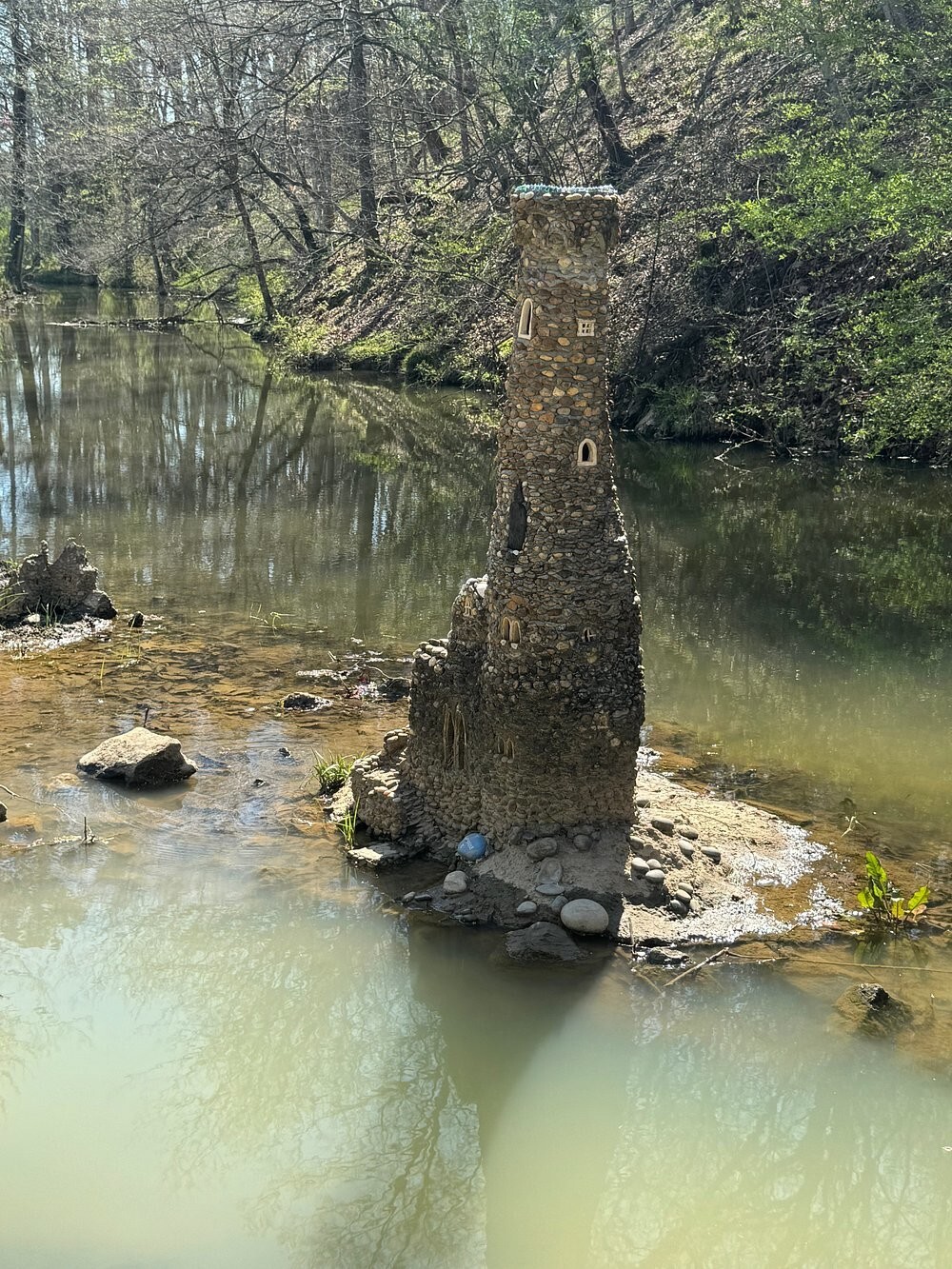 Сказочный мир Калхуна, собранный из камешков