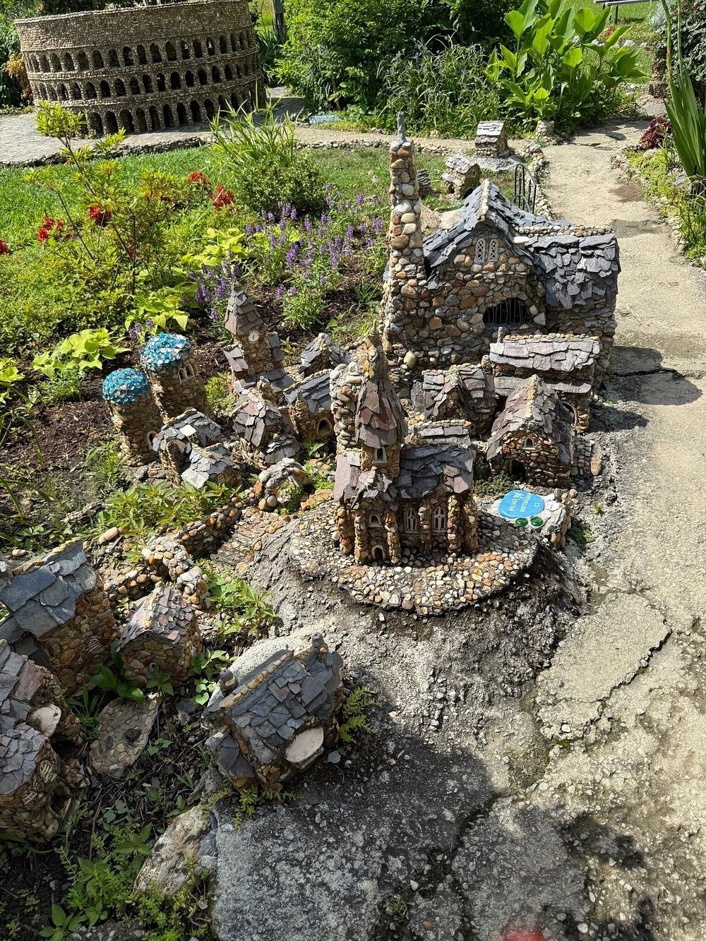 Сказочный мир Калхуна, собранный из камешков