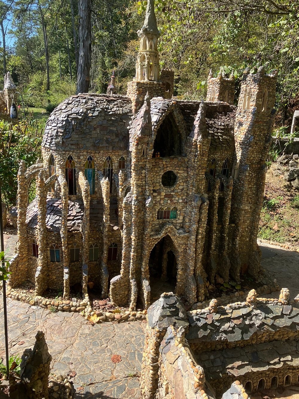 Сказочный мир Калхуна, собранный из камешков