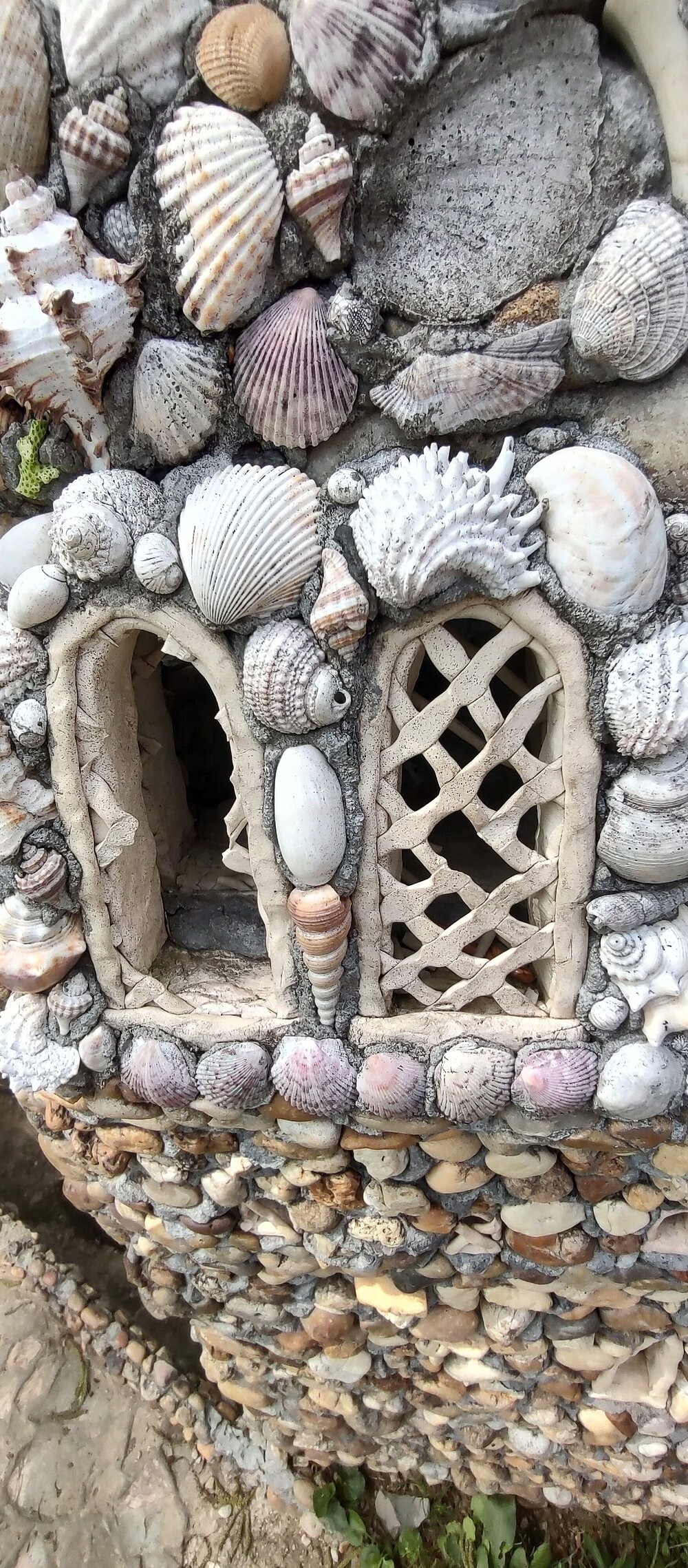 Сказочный мир Калхуна, собранный из камешков