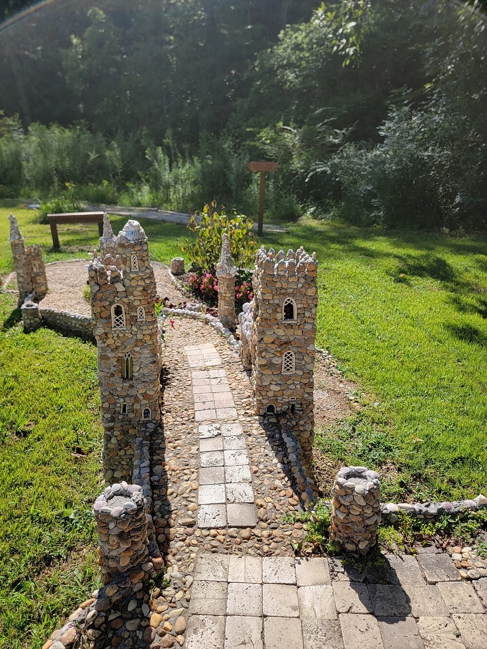 Сказочный мир Калхуна, собранный из камешков
