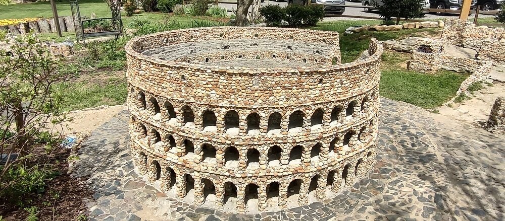 Сказочный мир Калхуна, собранный из камешков