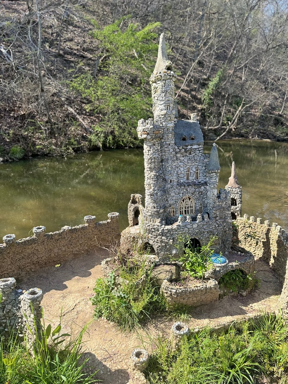 Сказочный мир Калхуна, собранный из камешков
