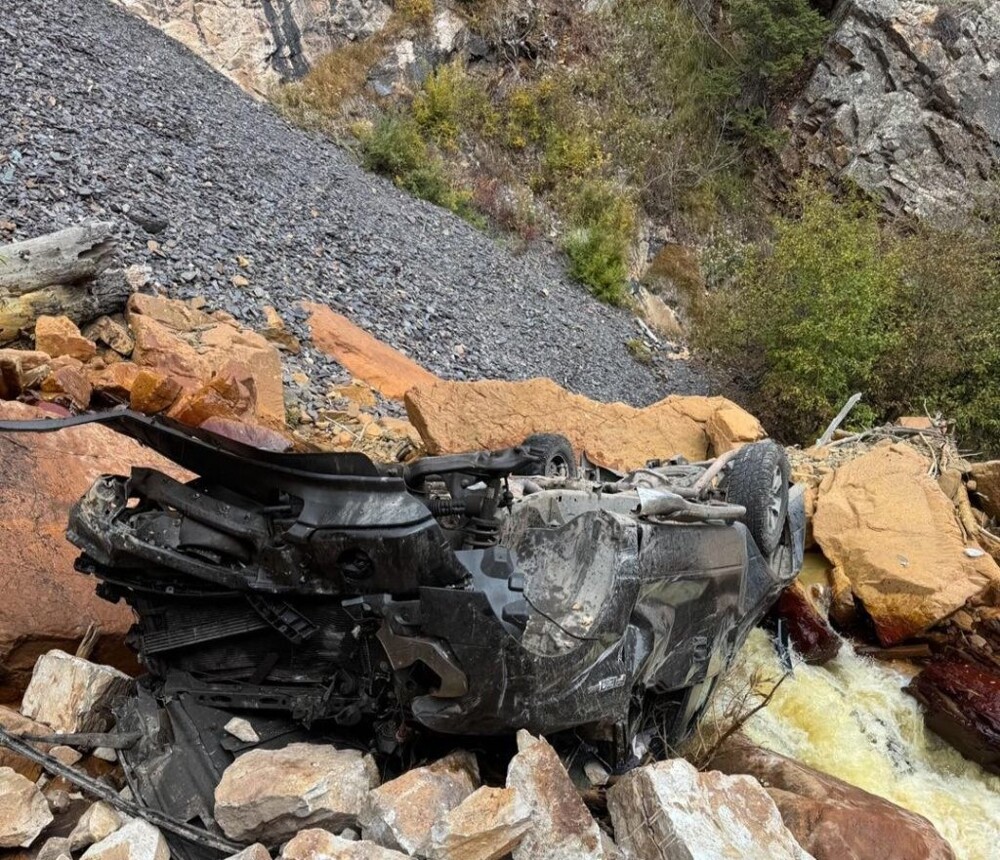 Водитель чудом выжил после падения в пропасть