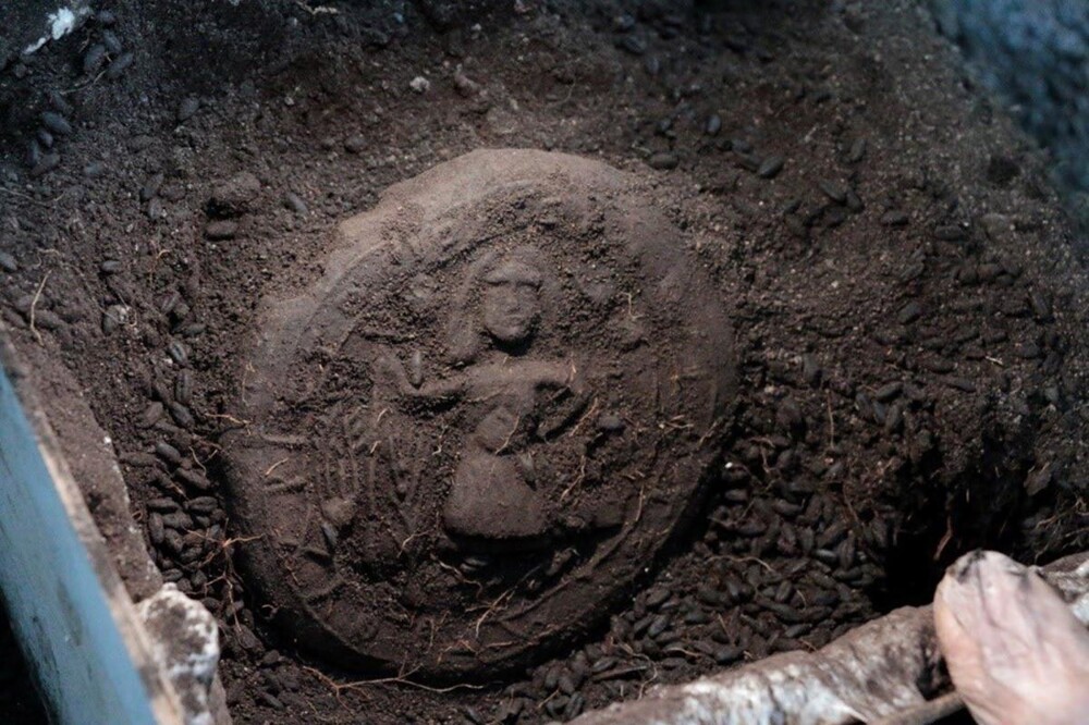 В Турции найден 1200-летний хлеб с изображением Христа