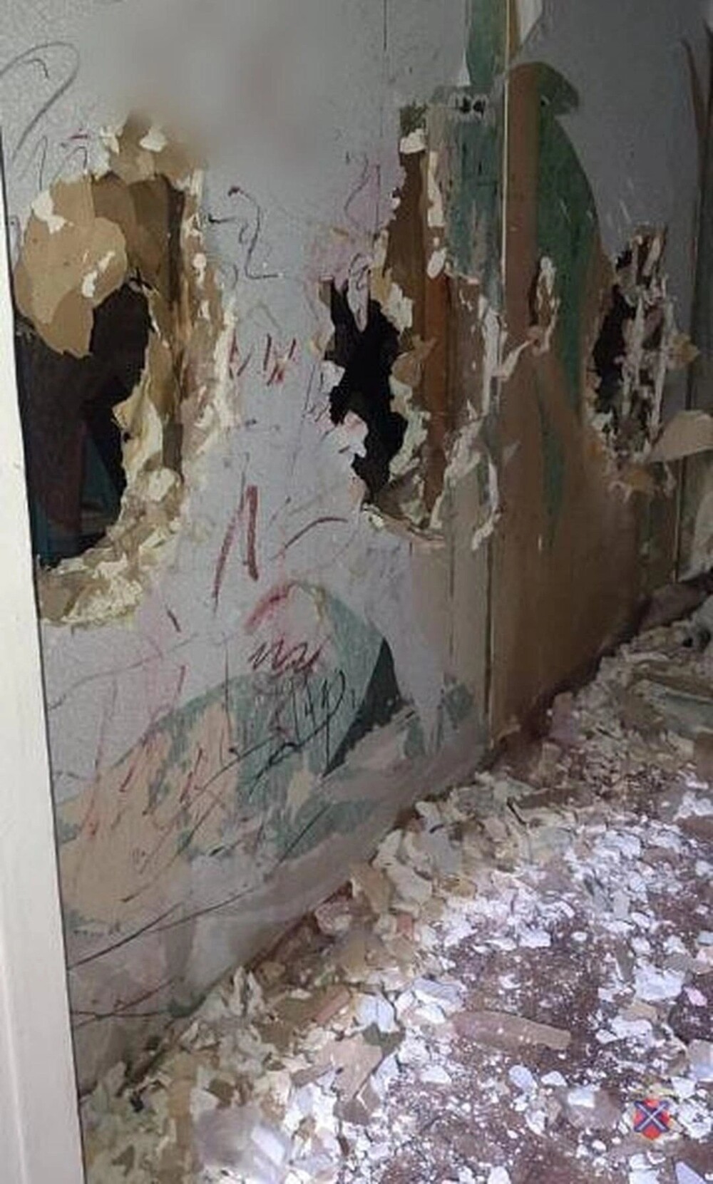 Озлобленные школьники разгромили чужой дом