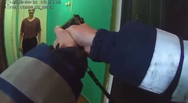 В Коми мужчина напал с ножом на девушку и полицейских