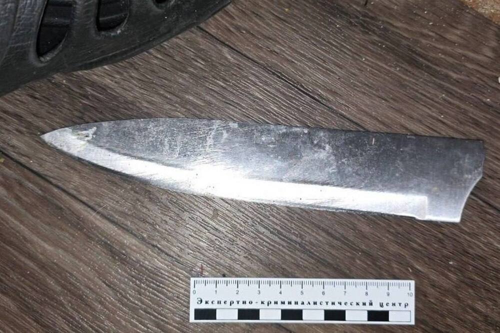 В Коми мужчина напал с ножом на девушку и полицейских