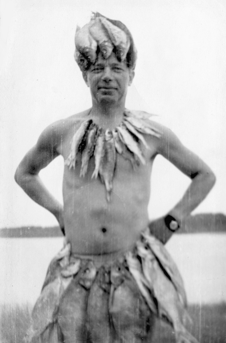 Архив Владимира Александровича Карлова. Владимир Каштанов в наряде рыбака. 1960–1970 годы. Неизвестный автор. Московская область.