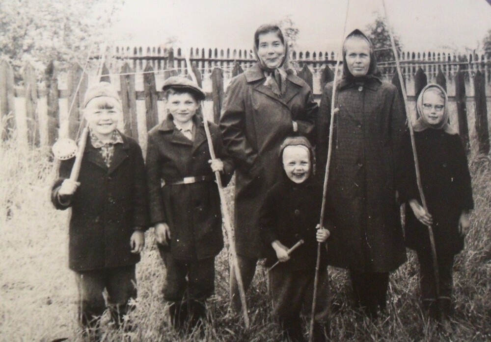 На рыбалку. Семья Новиковых, Поспеловых, Беловых. 1969 год. Автор: Юрий Новиков. Костромская область, Нейский район, село Покровское.