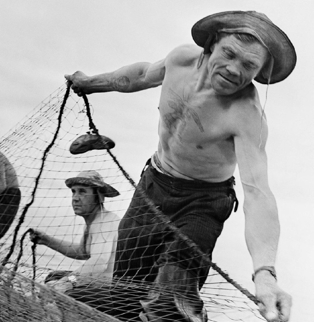 Ловля байкальского омуля. 1965 год. Автор: Юрий Абрамочкин. Восточная Сибирь.