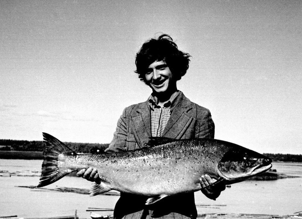 Мужчина с семгой. Подпорожский закол. 1960–1965 годы. Автор: А. Венедиктов. Архангельская область, Онежский район, село Подпорожье.