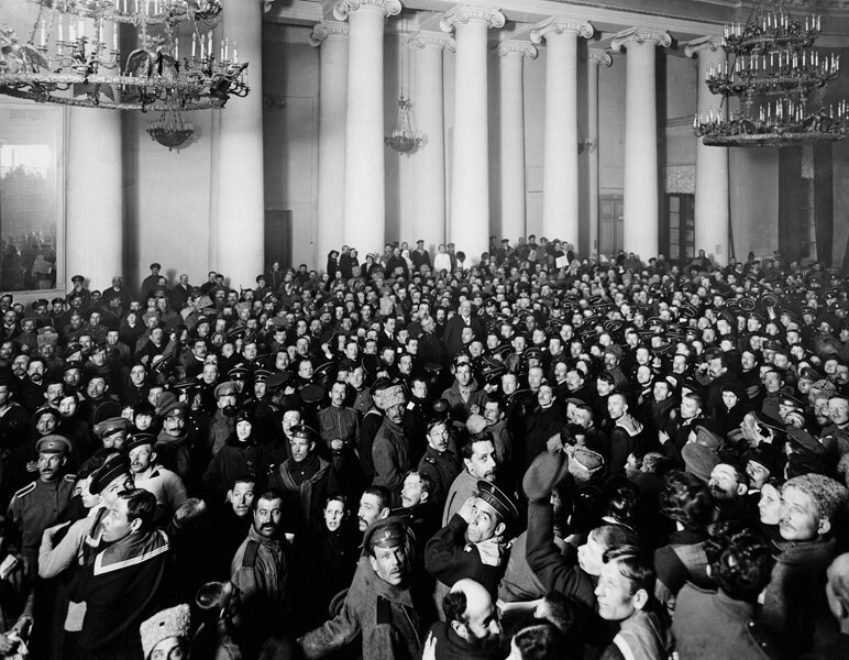 Солдаты и матросы, перешедшие на сторону восставших в Екатерининском зале Таврического дворца. Март 1917 года. Автор: Виктор Булла.