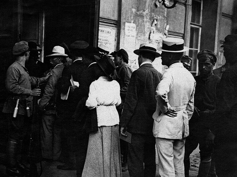 Проверка документов у делегатов V Всероссийского съезда Советов перед входом в Большой театр. 4–10 июля 1918 года.