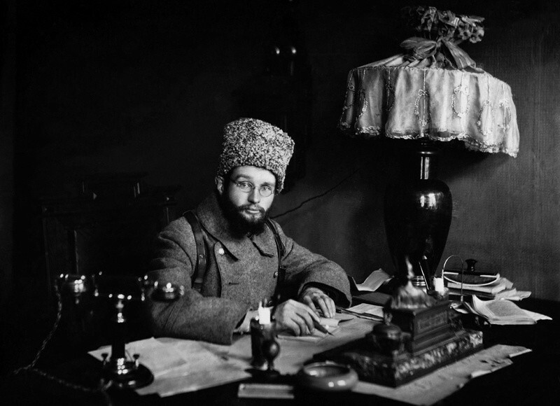 Красный командир в кабинете. Январь 1920 года.