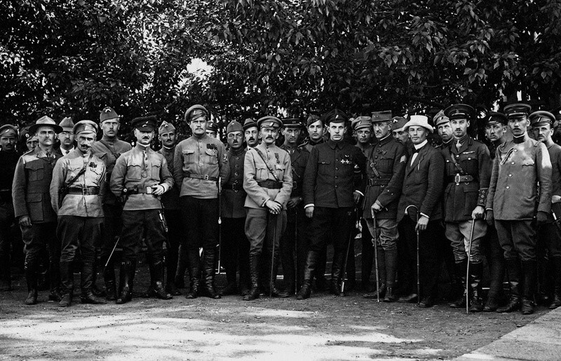 Военная интервенция в Советской России. Командный состав частей Белой армии с представителями иностранных войск. 2 сентября 1918 года. 