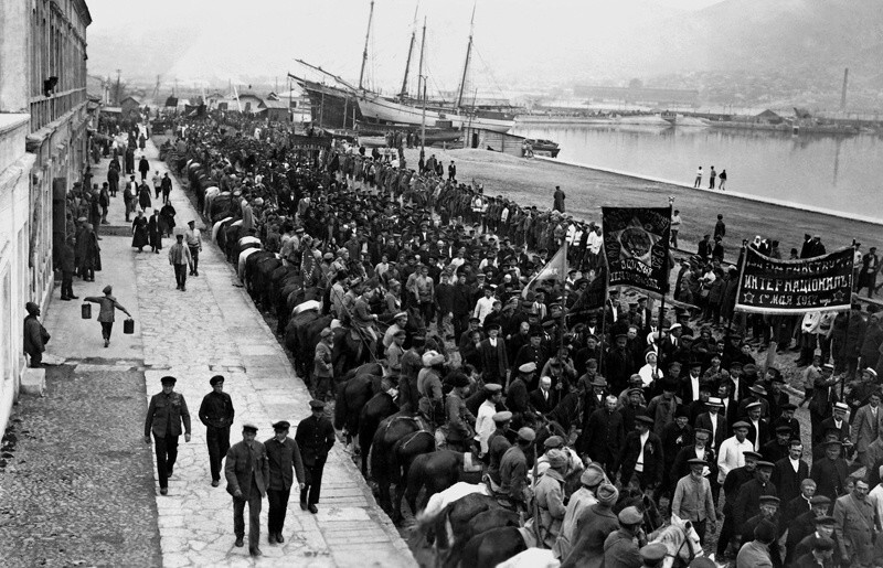 После ухода белых. Новороссийск 1 мая 1920 года.