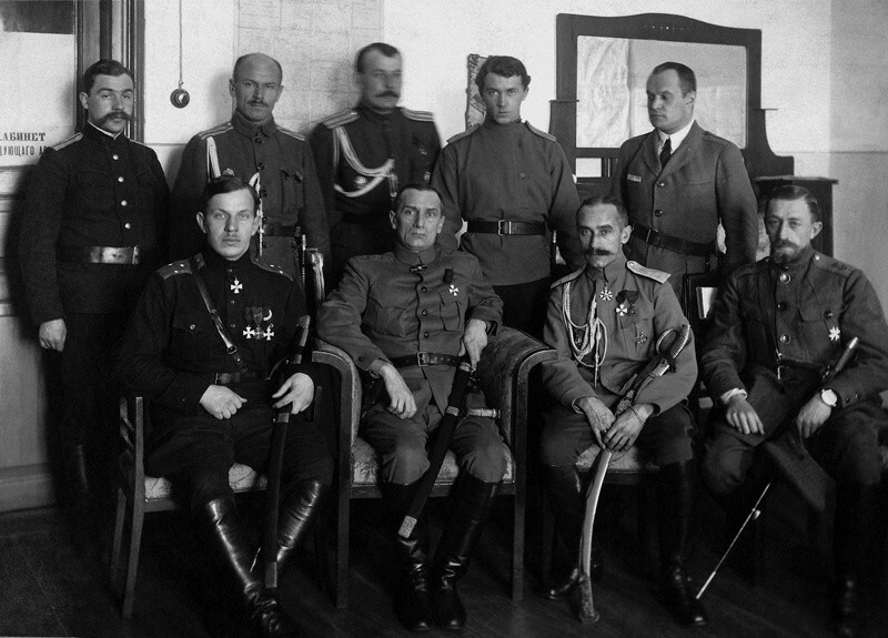 Генерал Радола Гайда и адмирал Александр Колчак (слева направо) с офицерами Белой армии. 1919 год. 