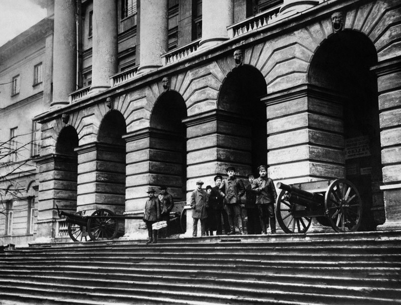 У входа в здание Смольного института – штаба большевиков во время Октябрьского переворота. 1917 год. Фотоателье Карла Буллы.