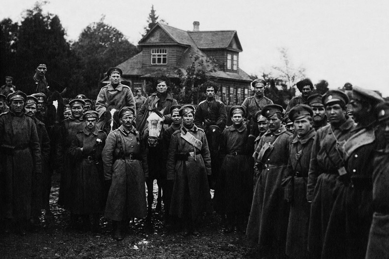 Братание солдат генерала Лавра Корнилова с войсками Временного правительства. 1–30 августа 1917 года. Автор: Яков Штейнберг.