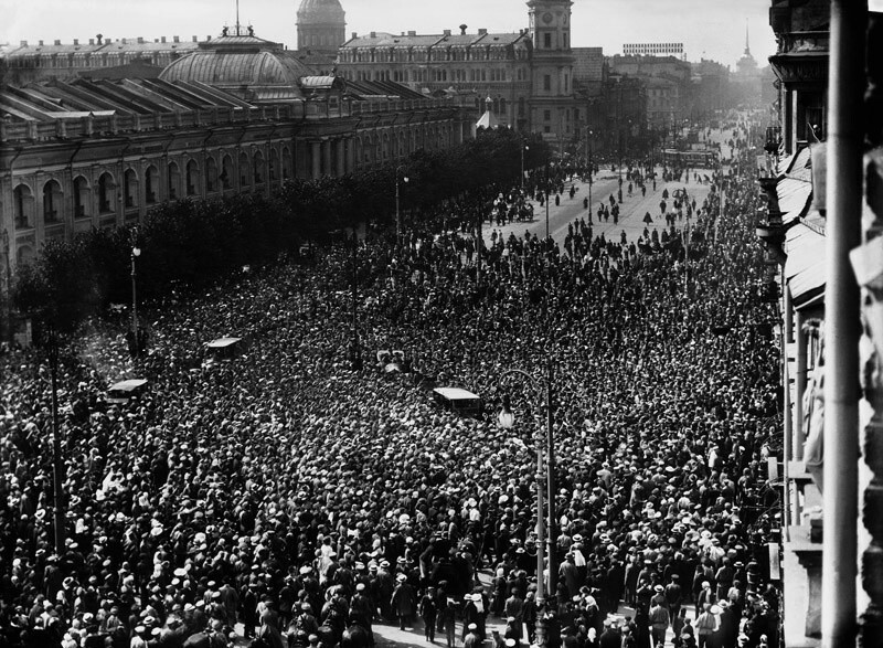 Июльские события в Петрограде. Похороны казаков, погибших во время подавления мятежа. Июль 1917 года. Фотоателье Карла Буллы.