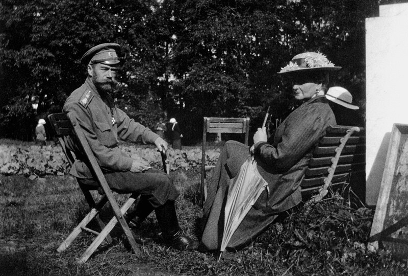 Николай II с супругой в Александровском парке в Царском Селе. Май 1917 года. 
