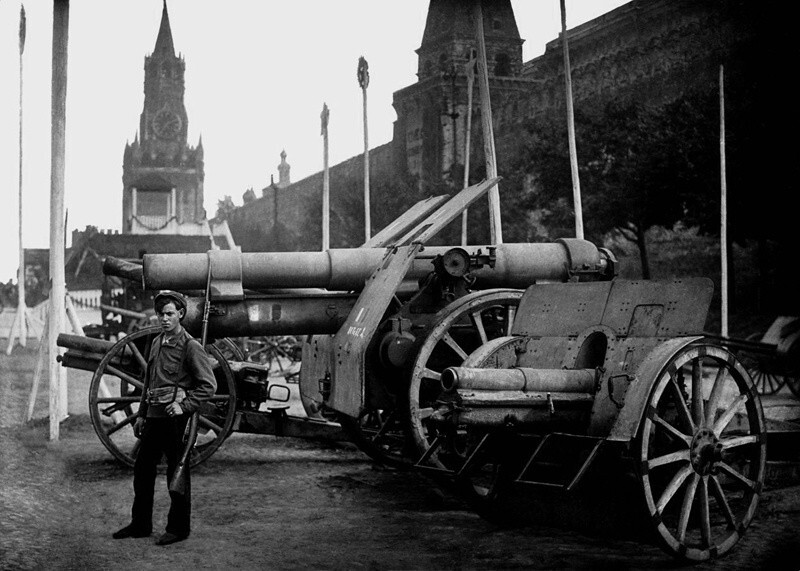 Выставка трофеев Гражданской войны у Кремля, приуроченная ко II конгрессу Коммунистического Интернационала. 19 июля – 7 августа 1920 года.