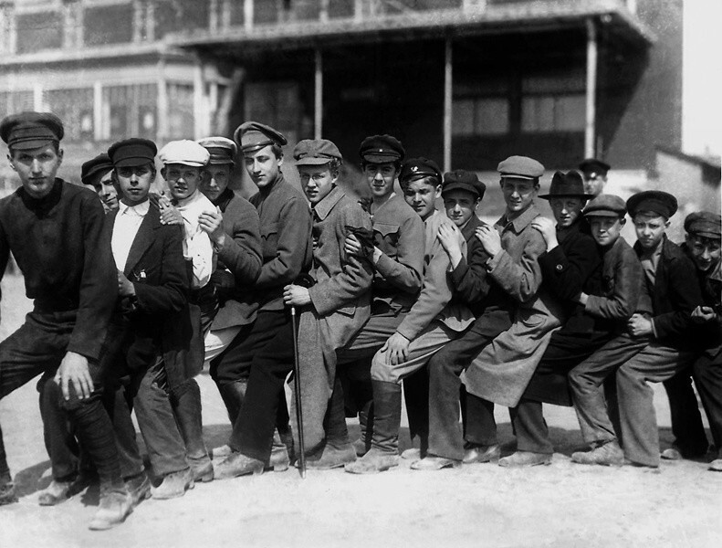 Мобилизация в Красную армию. Допризывники. 1918 год. Автор: Яков Штейнберг.