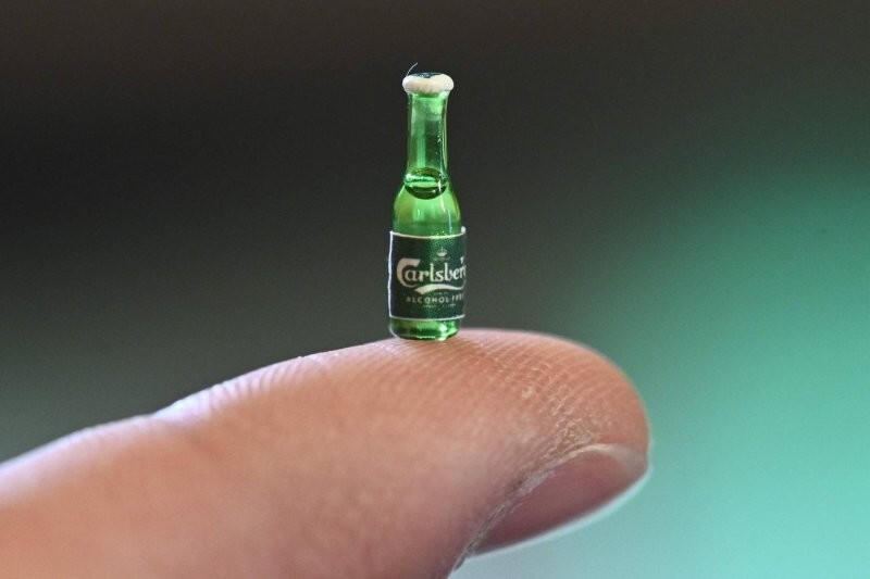 Пивоварня Carlsberg представила бутылку пива размером с рисовое зёрнышко