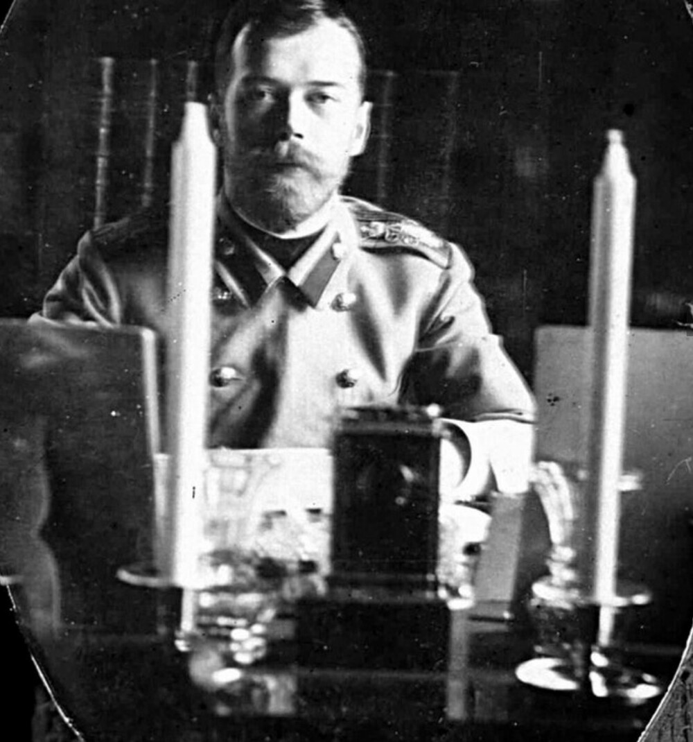 5. Император Николай II делает, вероятно, одно из первых в истории селфи в зеркале в 1900 году