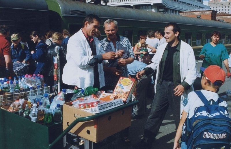 Торговая точка на перроне вокзала. Фото Виталий Белый, 1997 год, г. Москва Торговая точка на перроне вокзала. Фото Виталий Белый, 1997 год, г. Москва