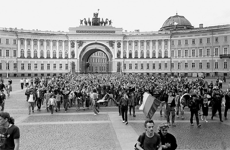 19 августа 1990 года. День похорон Виктора Цоя. Шествие по Дворцовой площади. Фото – Сергей Подгорков 19 августа 1990 года. День похорон Виктора Цоя. Шествие по Дворцовой площади. Фото – Сергей Подгорков