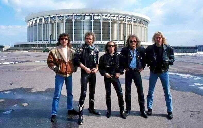Группа Scorpions на фоне СКК имени В.И. Ленина. Спустя 2 года Скорпионс выпустит легендарный "Wind of Change" Группа Scorpions на фоне СКК имени В.И. Ленина. Спустя 2 года Скорпионс выпустит легендарный "Wind of Change"