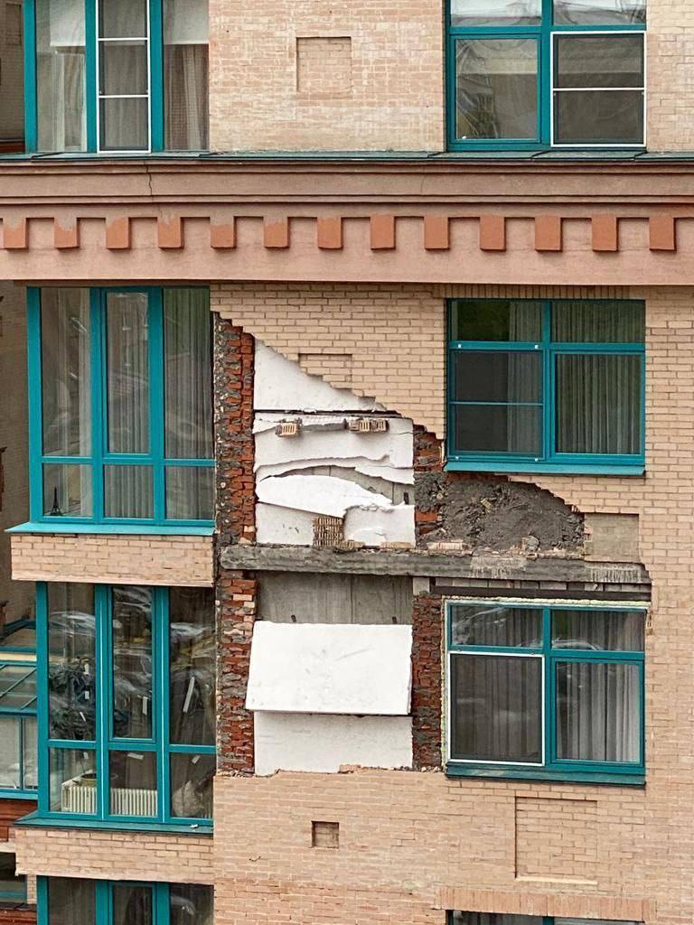 За фасадом «премиального» ЖК — битый кирпич и палки: москвичи ужаснулись состоянию домов «топового» застройщика За фасадом «премиального» ЖК — битый кирпич и палки: москвичи ужаснулись состоянию домов «топового» застройщика