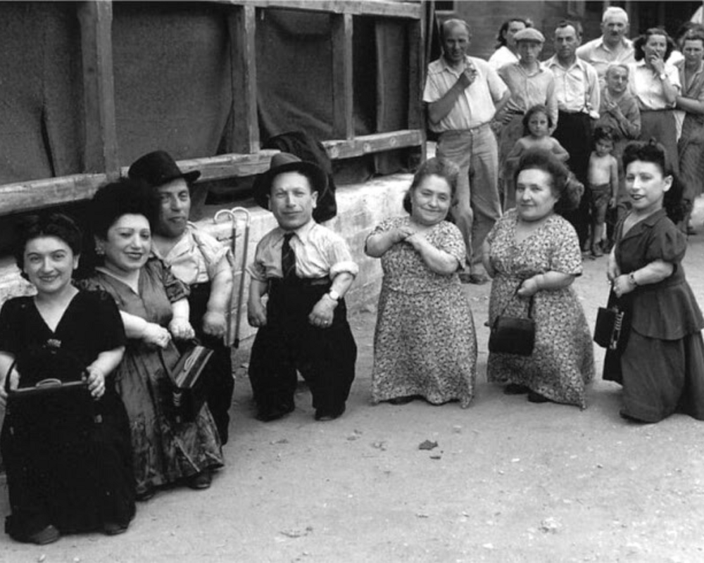 Еврейская семья карликов Овиц из Румынии.Фото взято из свободных источников Еврейская семья карликов Овиц из Румынии.Фото взято из свободных источников