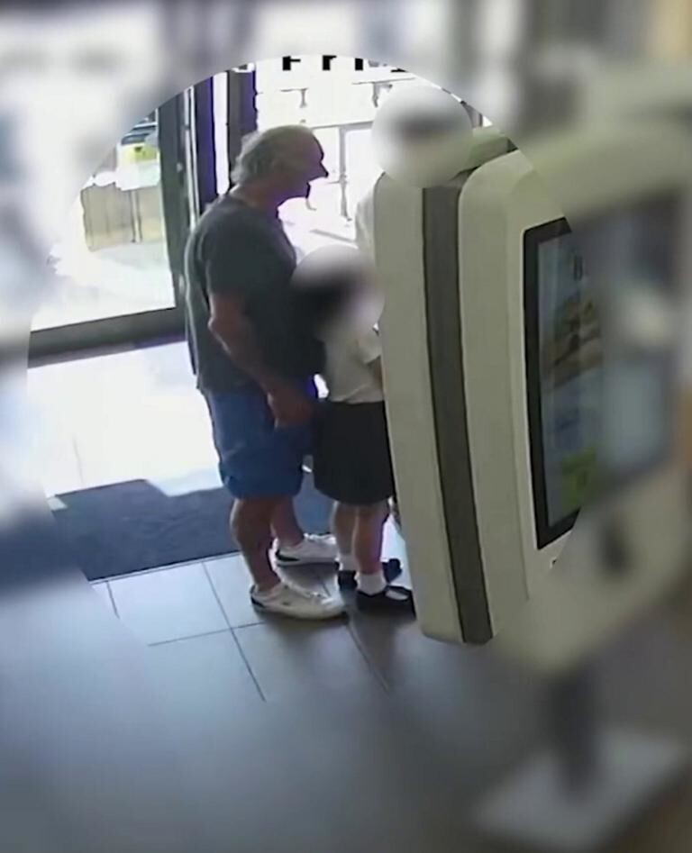 Жуткий момент: дедушка ведёт детей в McDonald's после убийства их родителей Жуткий момент: дедушка ведёт детей в McDonald's после убийства их родителей