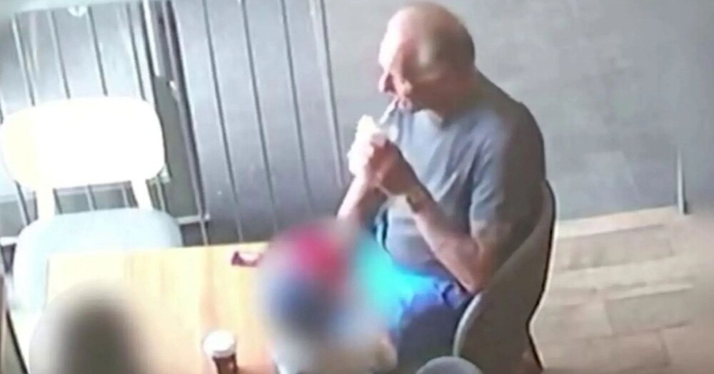 Жуткий момент: дедушка ведёт детей в McDonald's после убийства их родителей Жуткий момент: дедушка ведёт детей в McDonald's после убийства их родителей